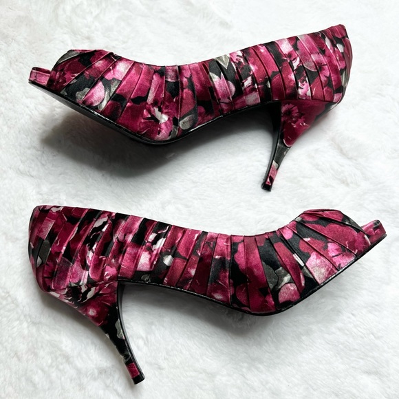 White House Black Market Shoes - WHBM Barbie Pink & Black Floral Peep Toe Pumps Size 7.5